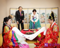 韓国の伝統衣装を着た男女が結婚式の準備をしている。