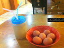 韓国のテーブルに置かれた卵と飲み物。