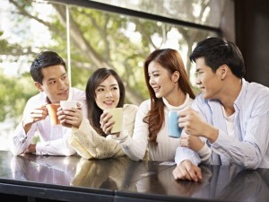 韓国でテーブルに座ってコーヒーを楽しむ人々のグループ。