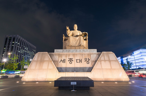賑やかな街の真ん中にひっそりと佇む朝鮮国王の銅像。