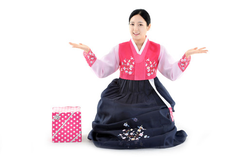 韓国からの贈り物を持った韓国の伝統衣装を着た女性。