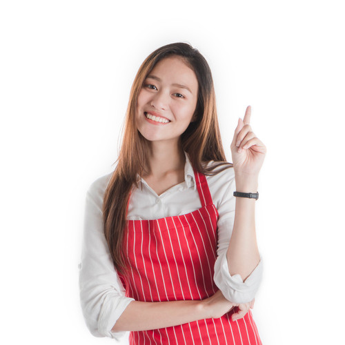 赤いエプロンを着て指を指す韓国の女性。