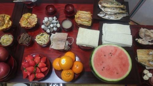 さまざまな韓国料理が並ぶテーブル。
