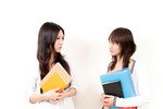 会話する2人の女性