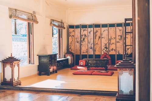 フローリングの韓国風のお部屋です。