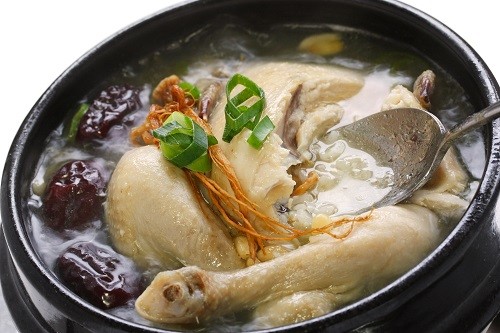 鶏肉が入った韓国スープ。