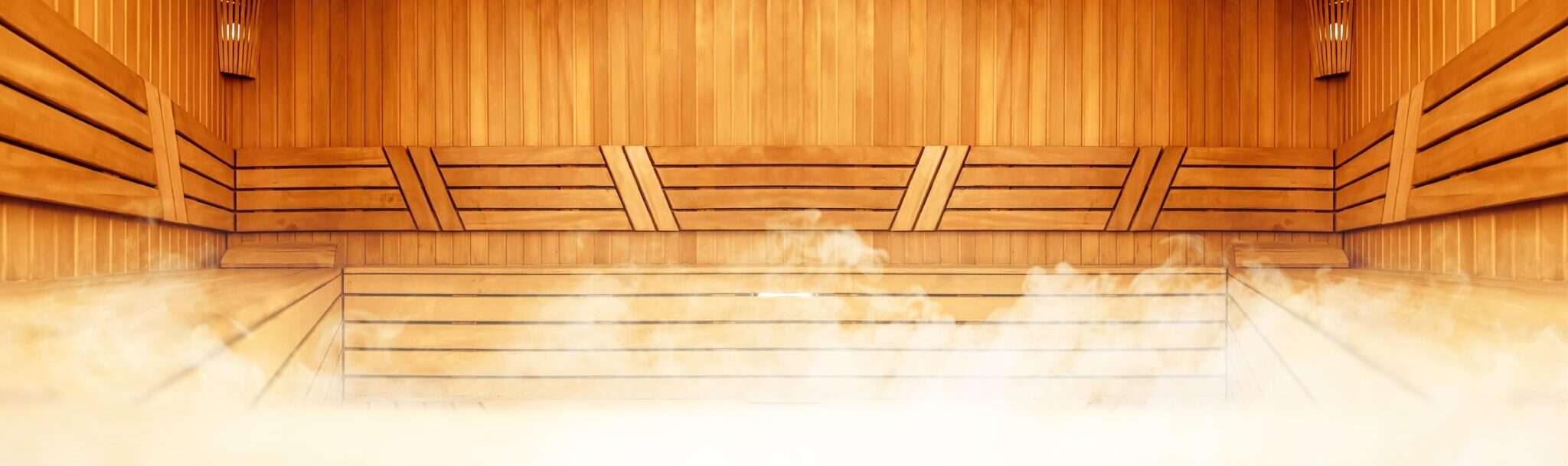 蒸気が出てくる韓国の木造サウナ室。