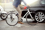 韓国で自転車に乗る男性。