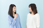 青い壁の前に立つ 2 人の韓国人女性。