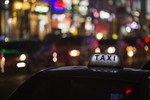 韓国（韓国）の夜の街路のタクシー。