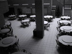韓国の建物にあるテーブルと椅子の白黒写真。