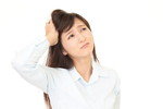 頭に手を当てて立っている若い韓国人女性。