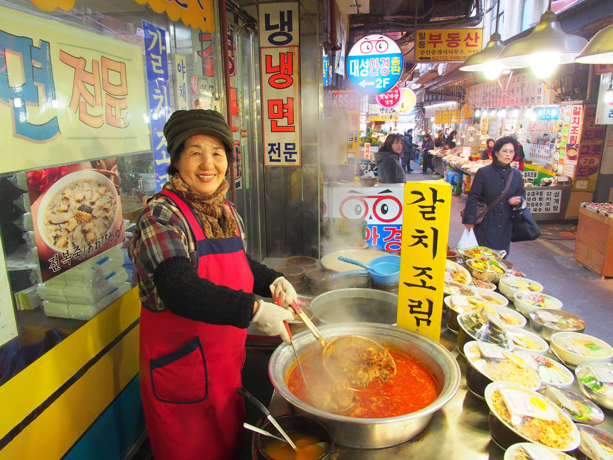 韓国のエプロンを着た女性が食事の準備をしている。