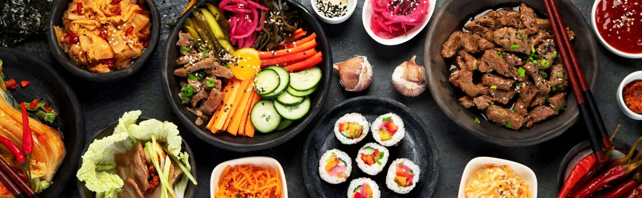 テーブルに並ぶさまざまな韓国料理。
