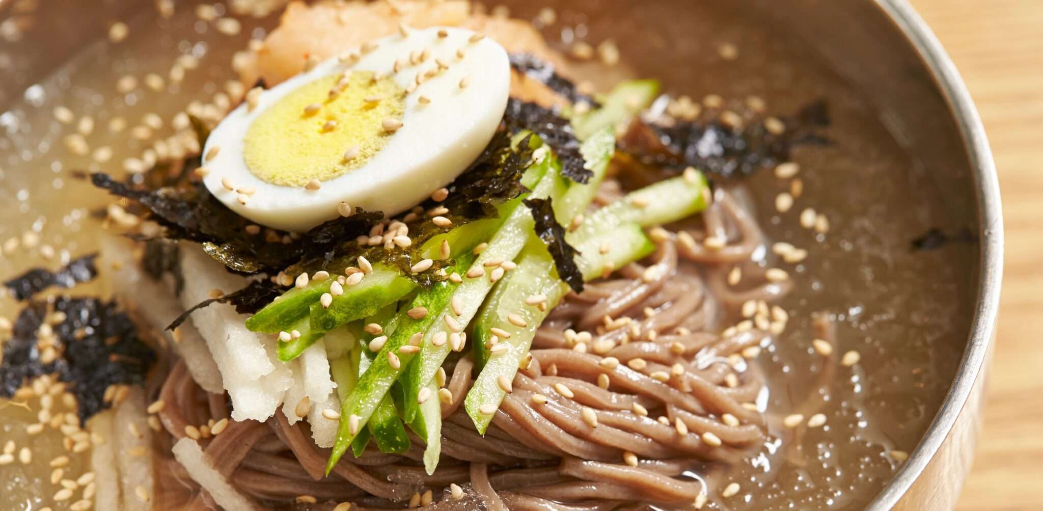 卵とアスパラガスが入った韓国麺の丼。
