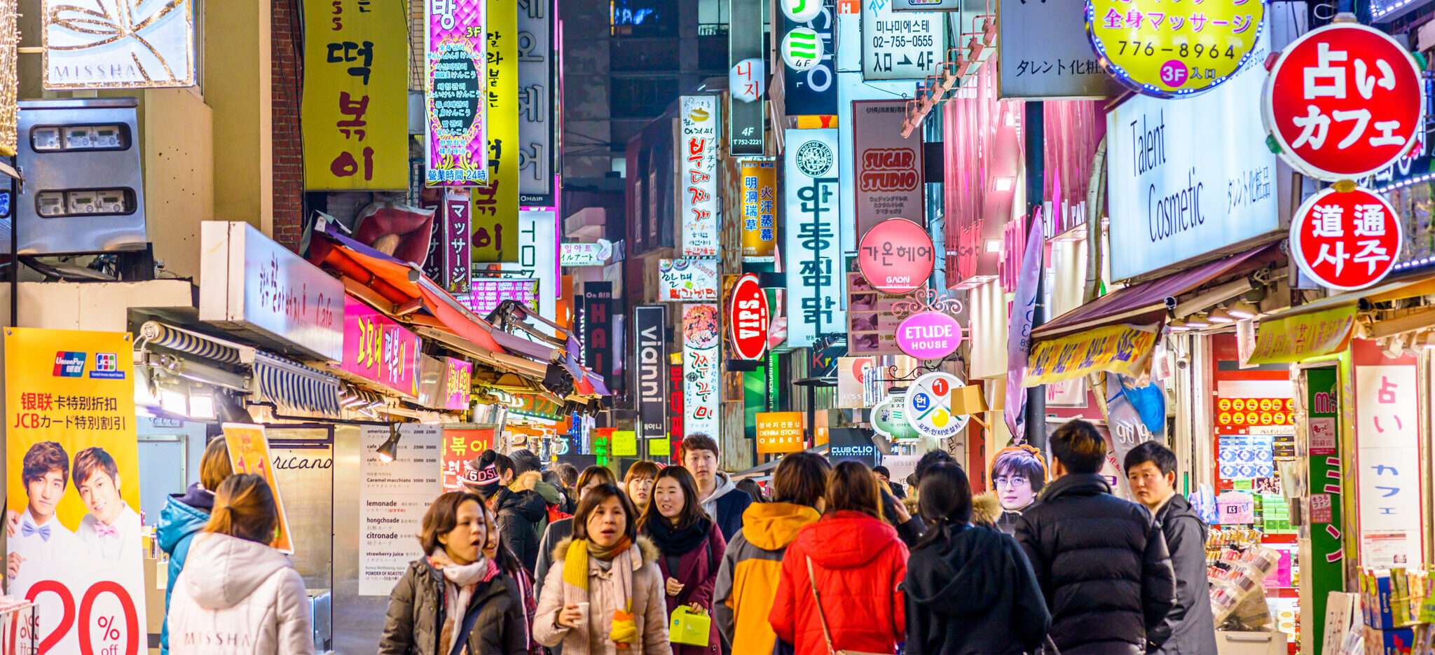 韓国の混雑した通りを歩く人々。