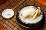 鶏肉が入った韓国スープ。