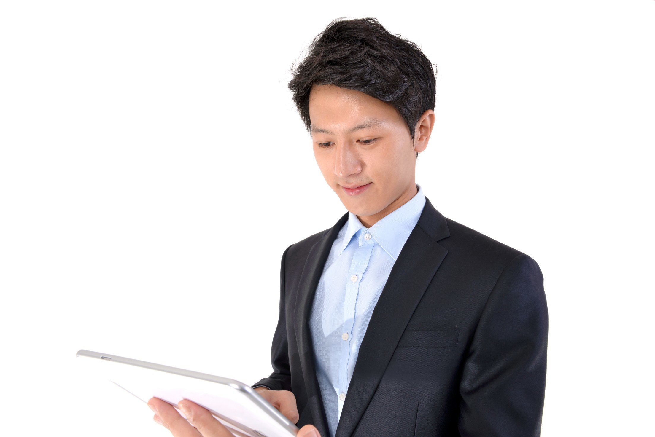 韓国人のスーツを着た男性がタブレット コンピューターを使用しています。