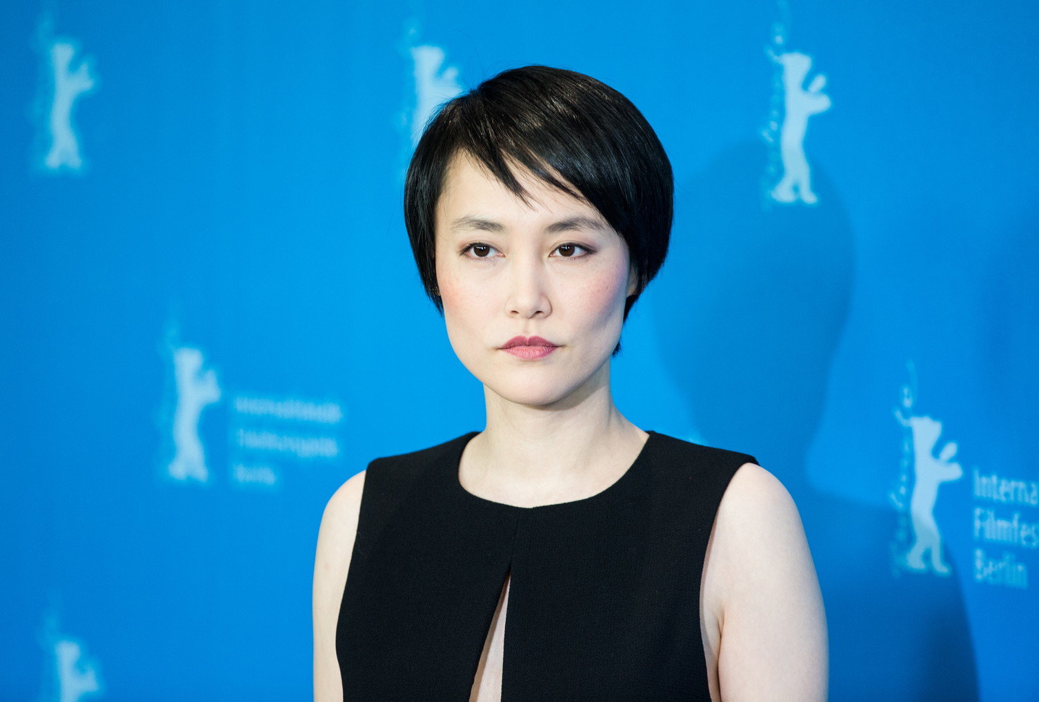 韓国で撮影された写真のためにポーズをとる黒いドレスを着た女性。