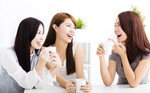 韓国でテーブルの周りに座ってコーヒーを飲む女性のグループ。