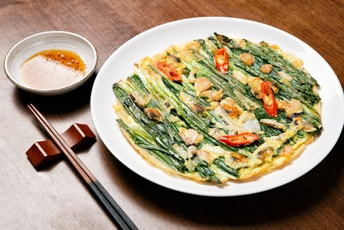 韓国料理をイメージした白いお皿に、野菜とお箸が添えられています。