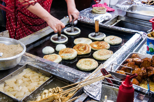 女性がグリルで韓国料理を準備しています。