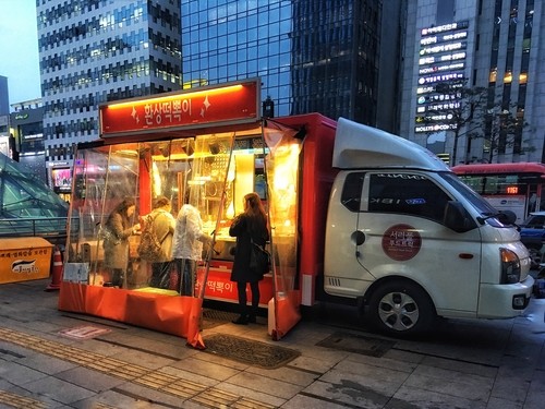 韓国のソウルにある韓国料理トラック。