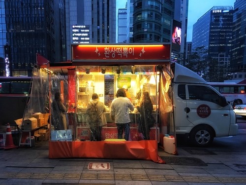 都会の真ん中で食べ物を売る韓国の露天商。