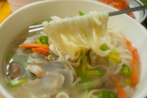 代表的な韓国料理、麺と野菜が入った麺スープのボウル。