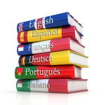 英語とスペイン語の単語が書かれた本の山。