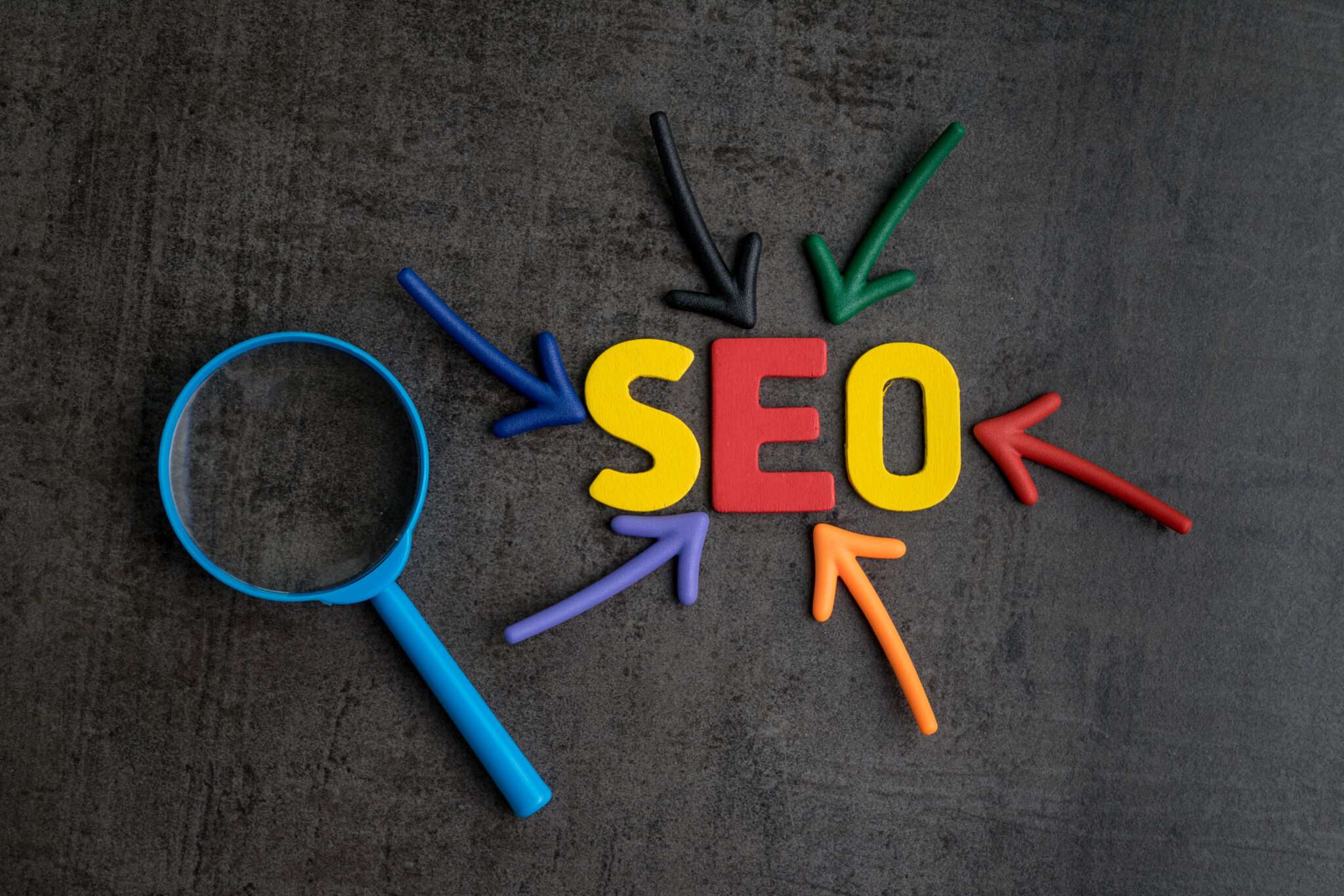 韓国色の矢印と虫眼鏡で囲まれた「seo」という単語。