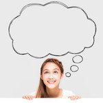白い背景の吹き出しの前で対策を考える若い女性。