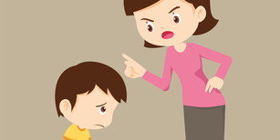 韓国の茶色の背景の前で息子に怒鳴る女性。