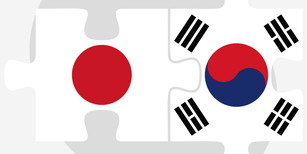 日本と韓国の国旗が描かれた 2 つのパズルピースは、韓国と日本の調和のとれた関係を表しています。
