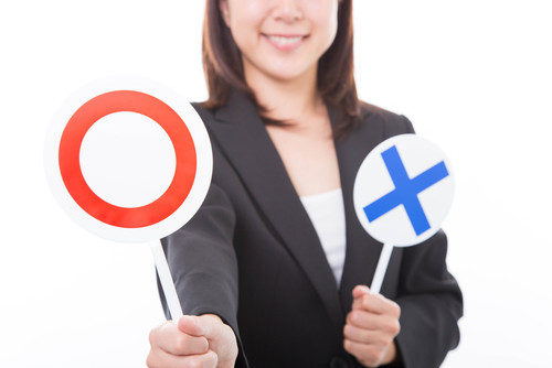 韓国で「o」と「x」の看板を持つ女性実業家。