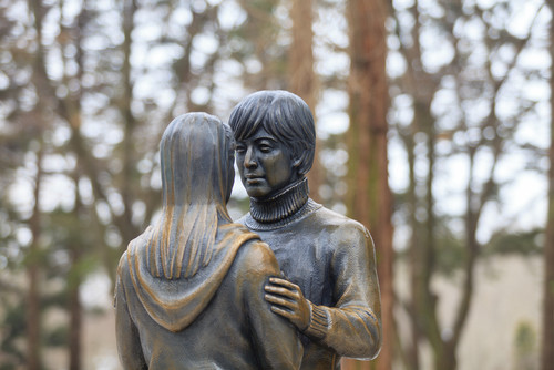 韓国の抱き合う男女の像。