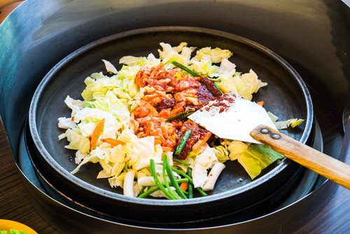 韓国のテーブルの上に盛られた食べ物。