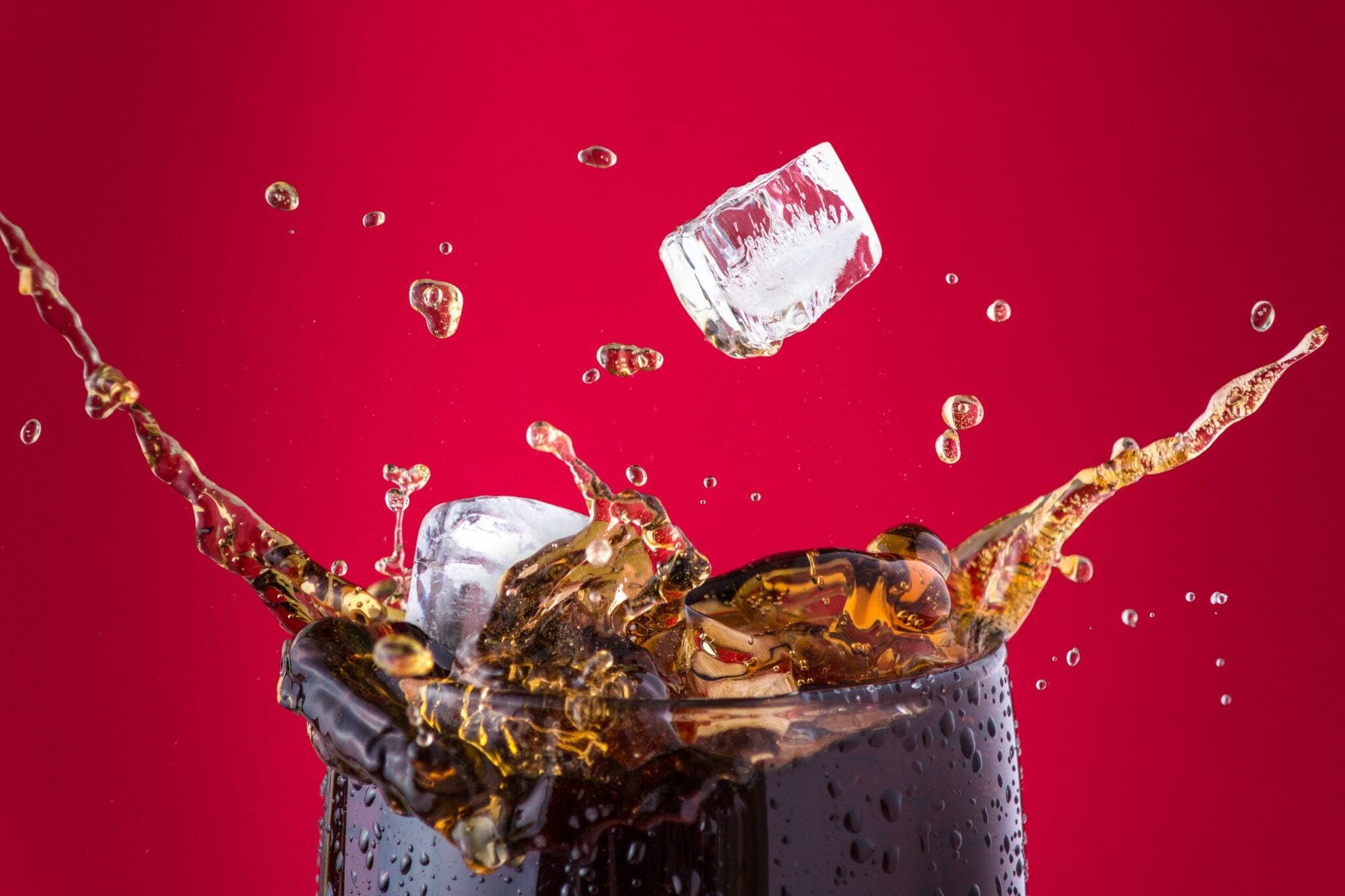 氷が入ったコカ・コーラのグラスは、韓国で楽しむひんやりとした飲み物を思い出させます。