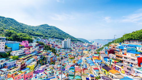 韓国の都市にカラフルな家々。