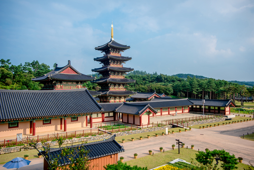 韓国の公園の真ん中にある塔。