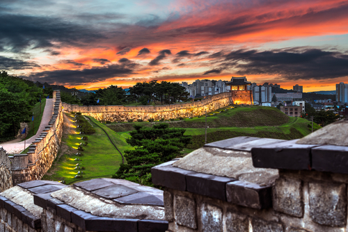 韓国の夕暮れ時の街の景色を望む石垣。