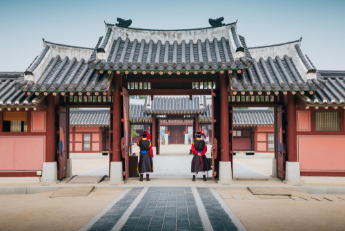 韓国の建物の前に立つ二人。