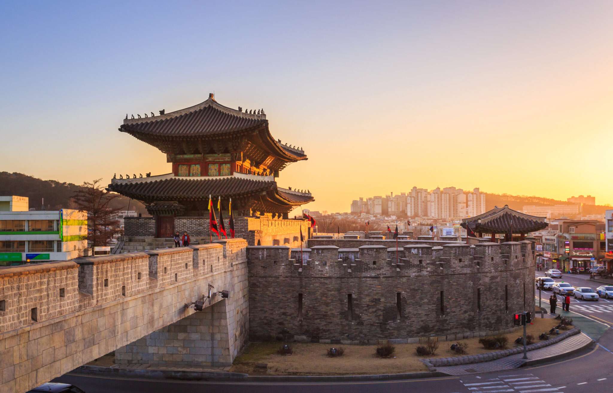背景に城のある夕暮れ時の韓国の街。