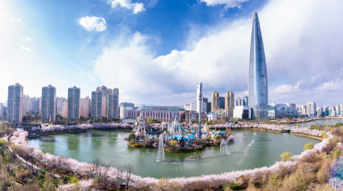 桜を背景にソウルの韓国のスカイライン。