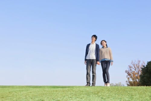 韓国の芝生の野原に立つ若いカップル。