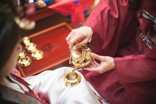 韓国で着物を着た女性がお茶を注いでいます。