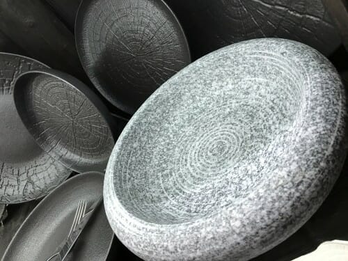 テーブルの上に置かれた皿やボウルのグループは、韓国の絶妙な職人技を示しています。