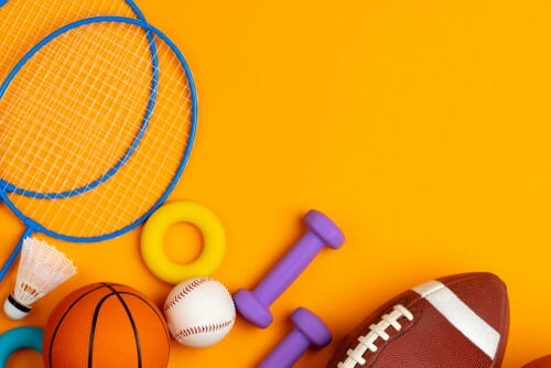 黄色の背景に韓国のおもちゃやスポーツ用品。