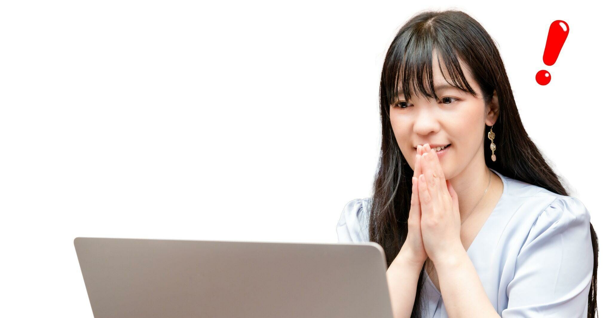 ラップトップを使用しながら手で口を覆う韓国の女性。