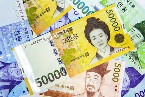 白い背景に韓国紙幣の山。